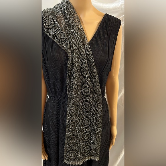 Beautiful Metallic Scarf. - Picture 4 of 4
